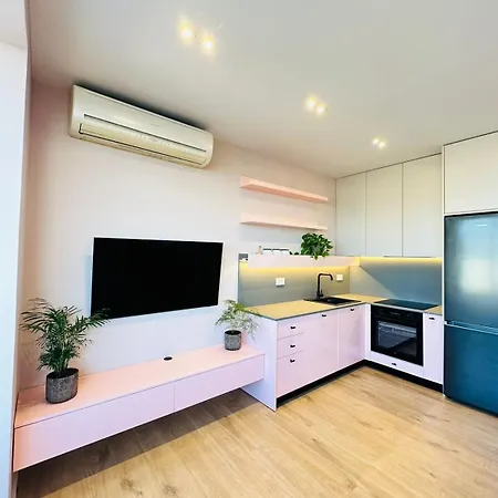 Apartment Lovely Near The Center
